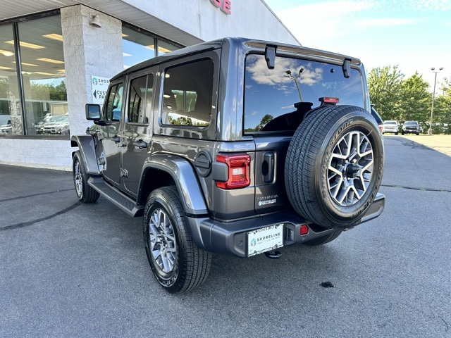 2025 Granite Crystal Metallic Clearcoat Jeep Wrangler Sahara 4X4 SUV