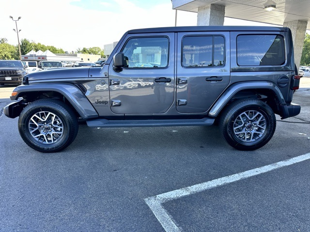2025 Granite Crystal Metallic Clearcoat Jeep Wrangler Sahara 4X4 SUV