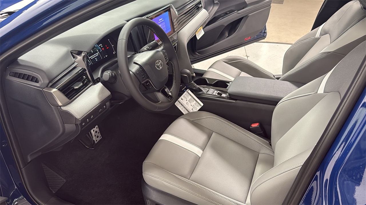 2025 Toyota Camry SE photo 11