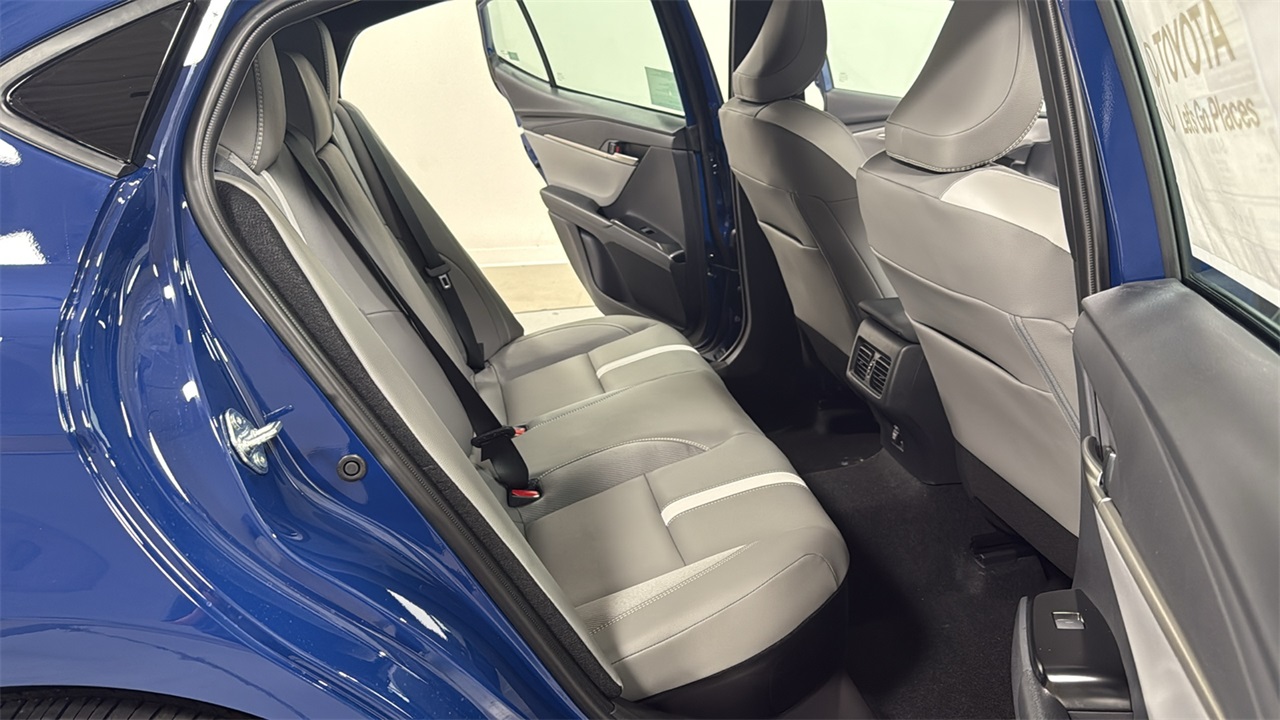 2025 Toyota Camry SE photo 15