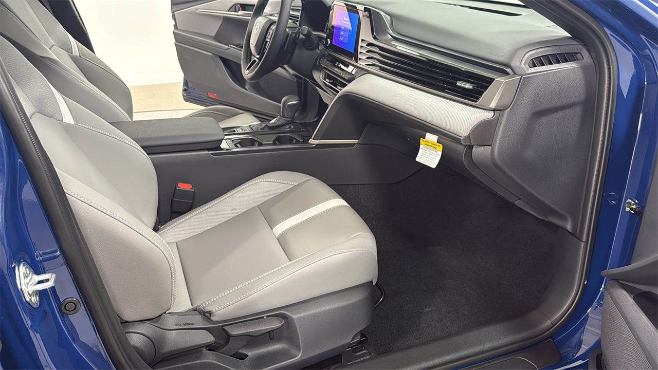 2025 Toyota Camry SE photo 16