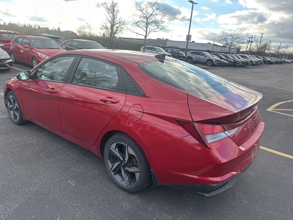 2023 Hyundai Elantra SEL photo 3