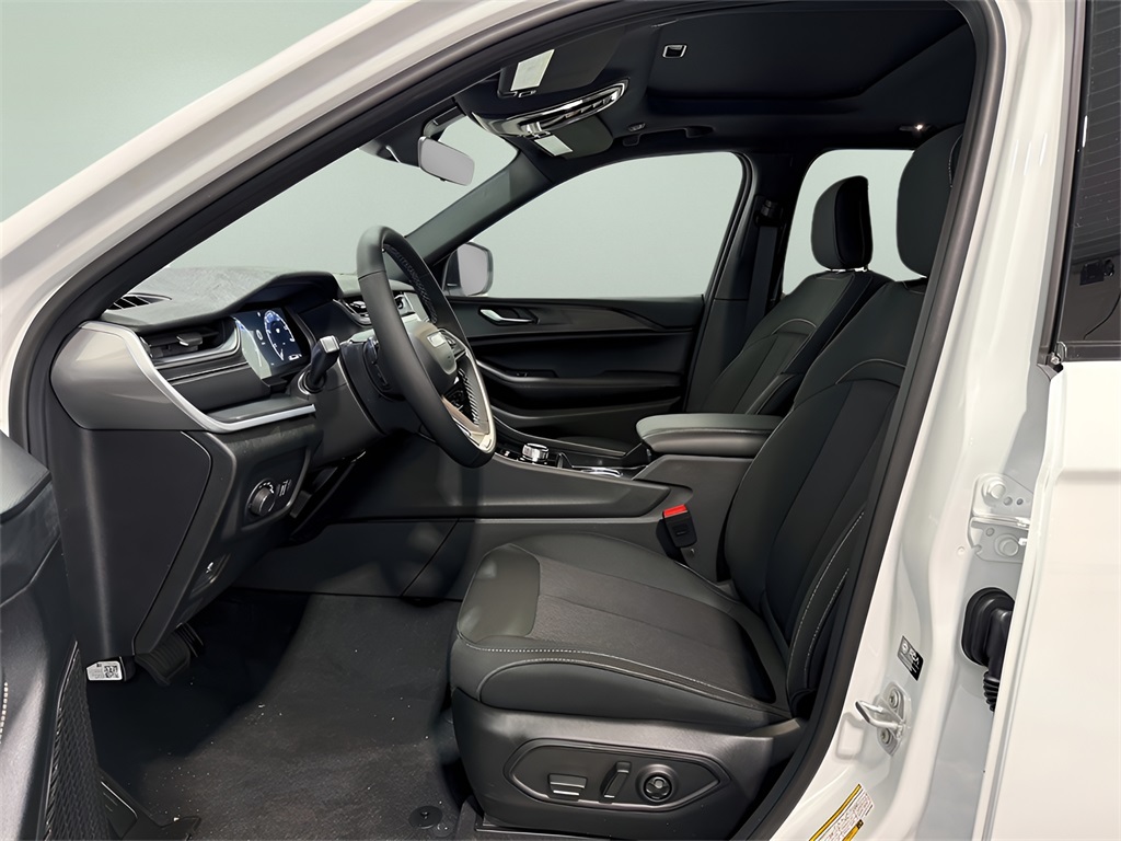 2025 Jeep Grand Cherokee Laredo X photo 16