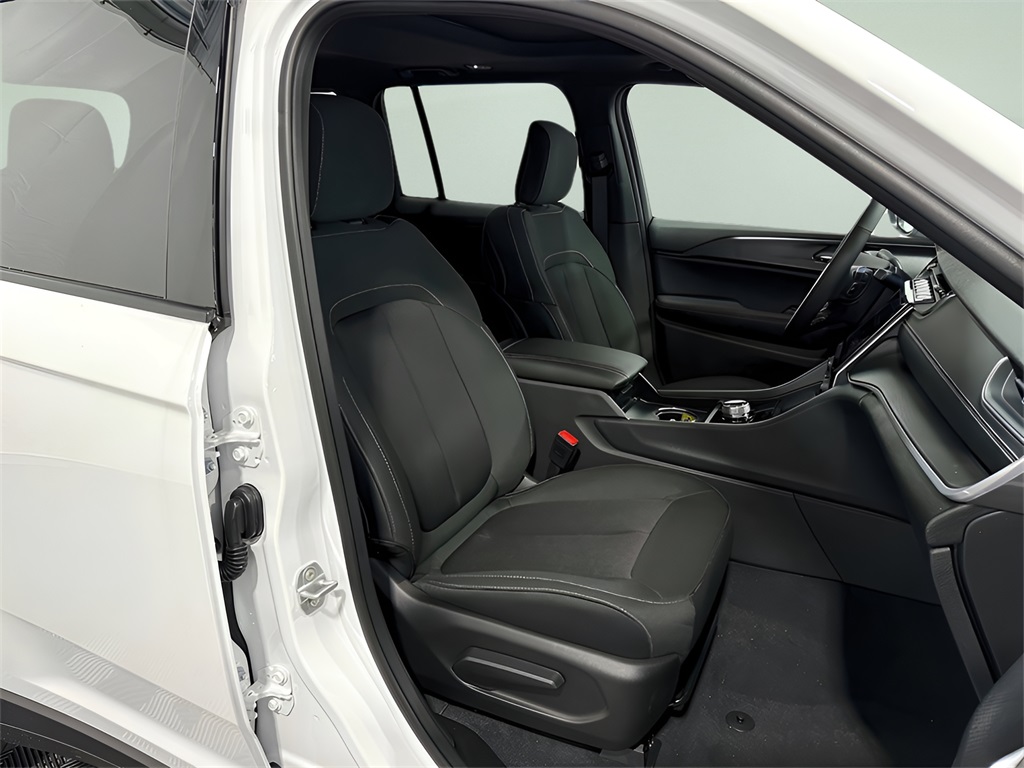 2025 Jeep Grand Cherokee Laredo X photo 18