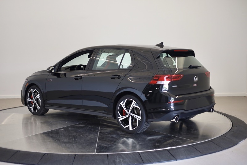 2025 Volkswagen Golf GTI SE photo 3