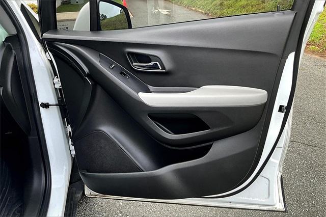2021 Summit White Chevrolet Trax LS FWD SUV