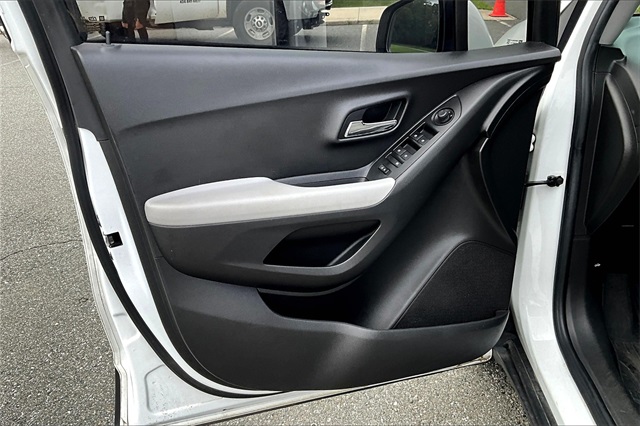 2021 Summit White Chevrolet Trax LS FWD SUV