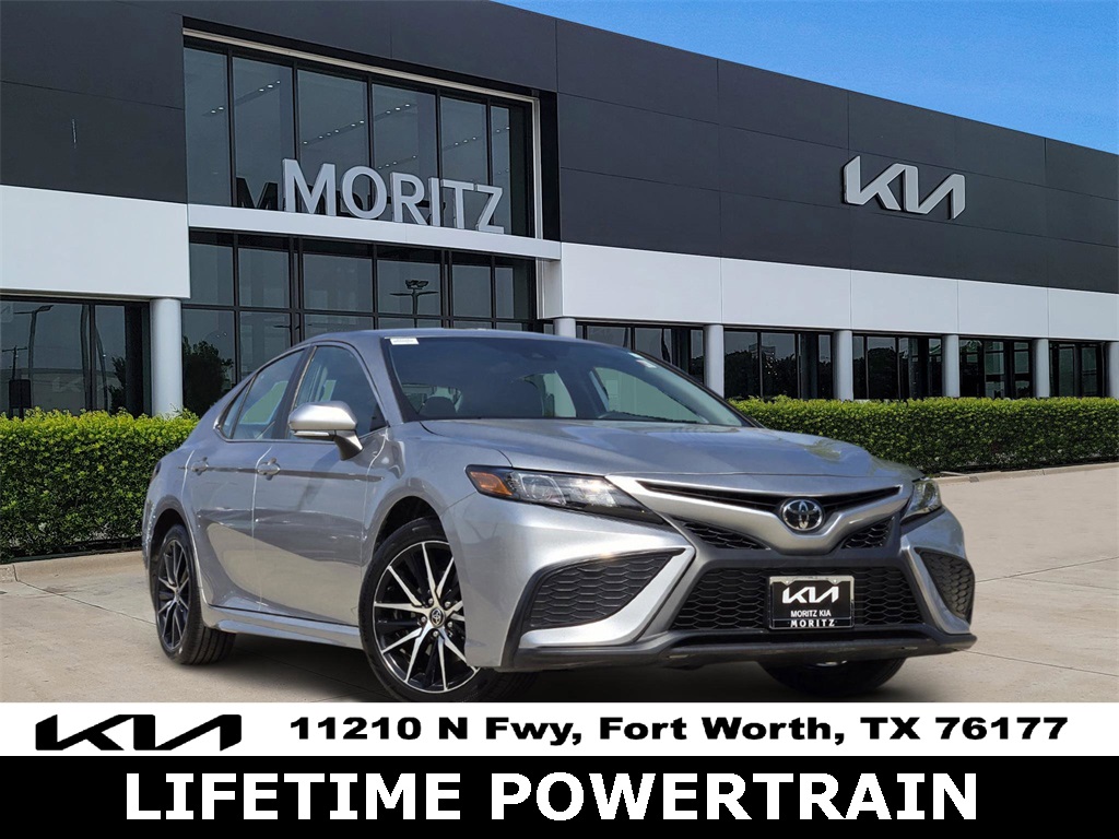 2024 Toyota Camry SE's photo