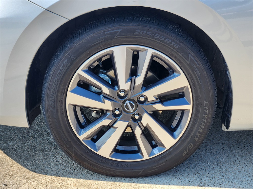 2023 Nissan Versa 1.6 SV photo 9