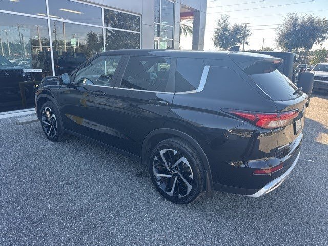 2023 Mitsubishi Outlander SE's photo
