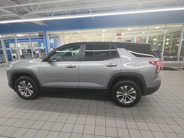 2025 Chevrolet Equinox LT photo 2