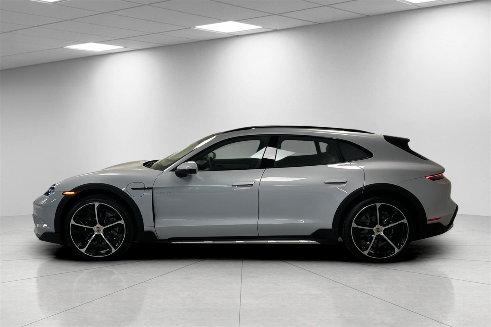 2025 Porsche Taycan 4 Cross Turismo photo 2