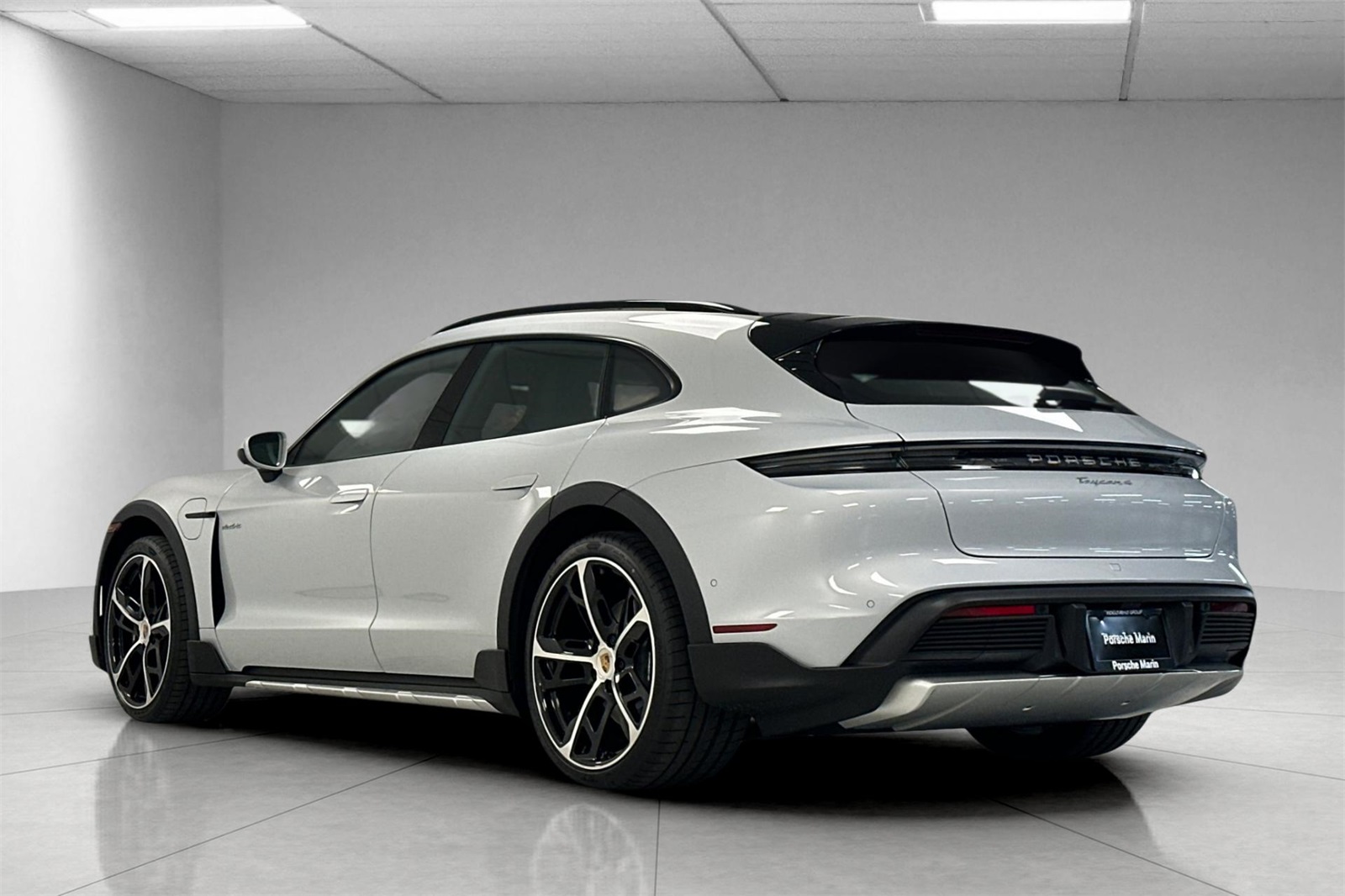 2025 Porsche Taycan 4 Cross Turismo photo 3