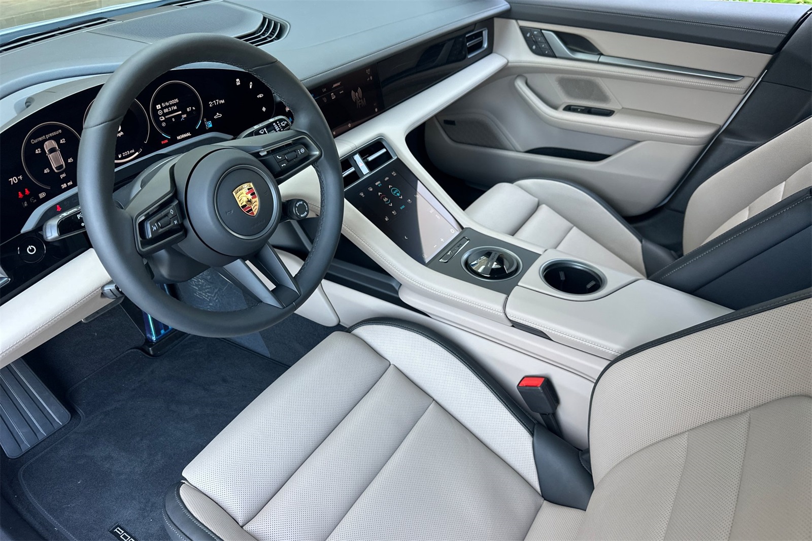 2025 Porsche Taycan 4 Cross Turismo photo 4