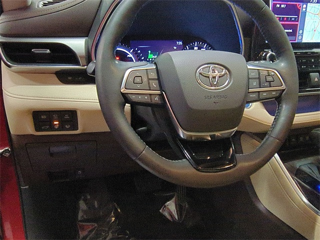 used 2021 Toyota Highlander Hybrid car, priced at $31,600