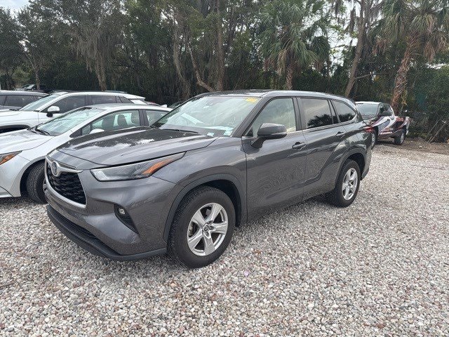 2023 Toyota Highlander LE's photo