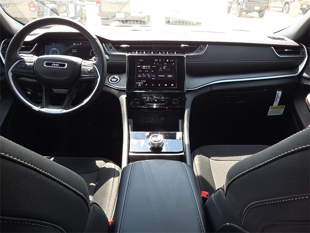2025 Jeep Grand Cherokee Laredo photo 6