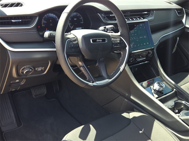 2025 Jeep Grand Cherokee Laredo photo 11