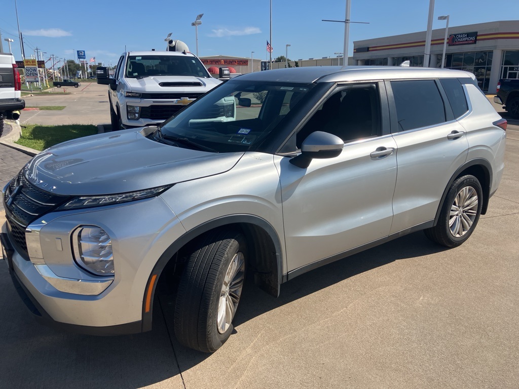 2023 Mitsubishi Outlander ES's photo