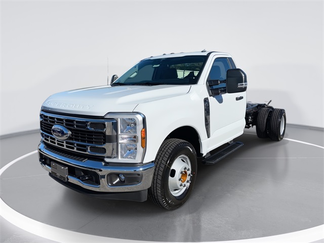 2026 Ford F-350 Super Duty Chassis Cab XL's photo