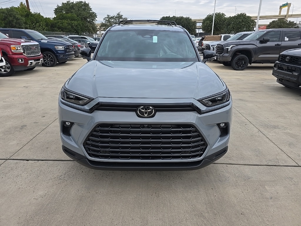 2026 Toyota Highlander Hybrid photo 3