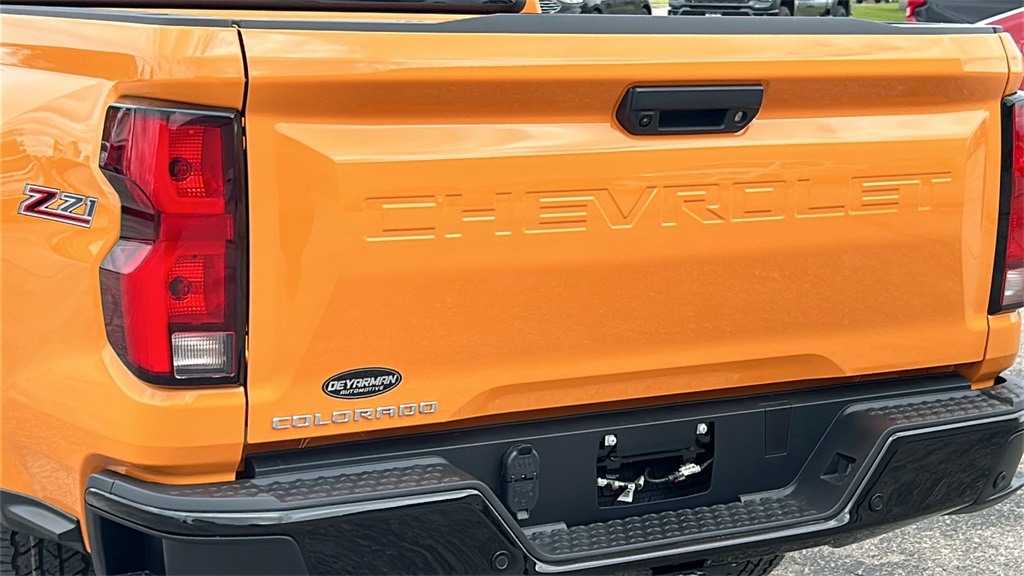 2025 Chevrolet Colorado Z71 photo 2