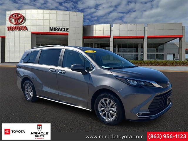 2024 Toyota Sienna XLE's photo