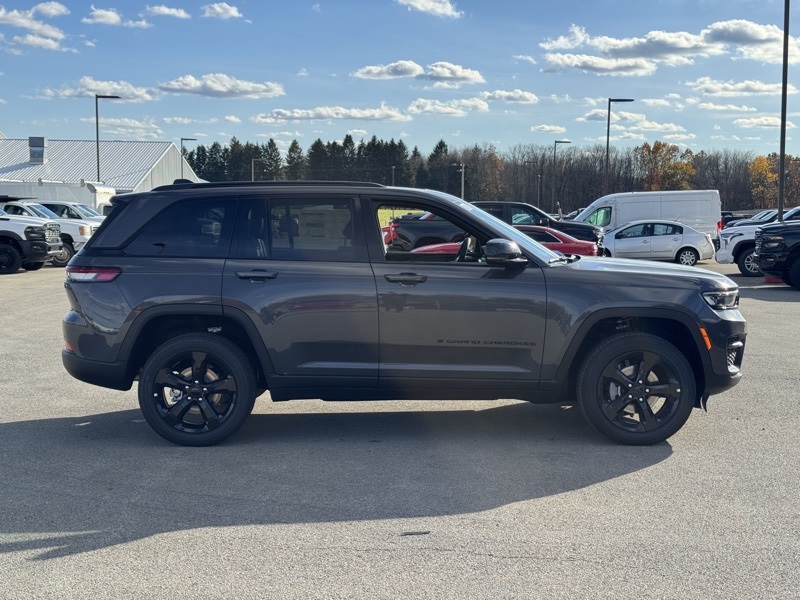2025 Jeep Grand Cherokee Altitude X photo 2