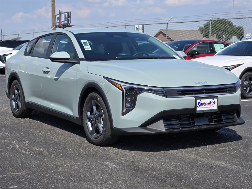 2025 Kia K4 LXS photo 2