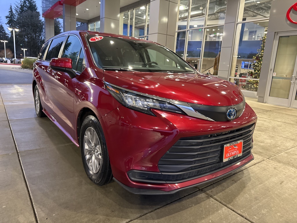 2022 Toyota Sienna LE's photo