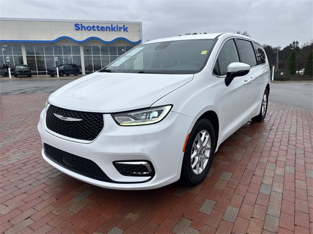 2023 Chrysler Pacifica Touring's photo