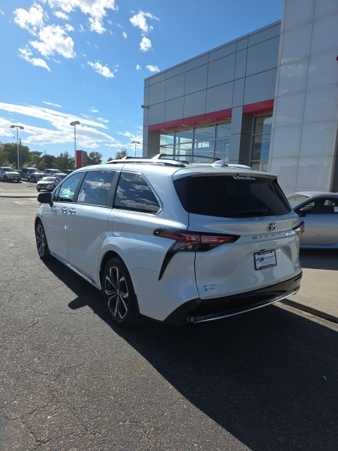 2025 Toyota Sienna Platinum photo 3