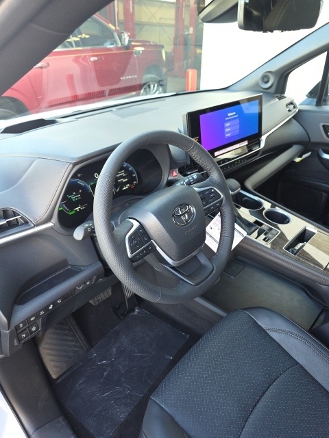 2025 Toyota Sienna Platinum photo 4