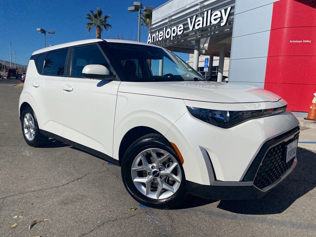 2023 Kia Soul LX's photo