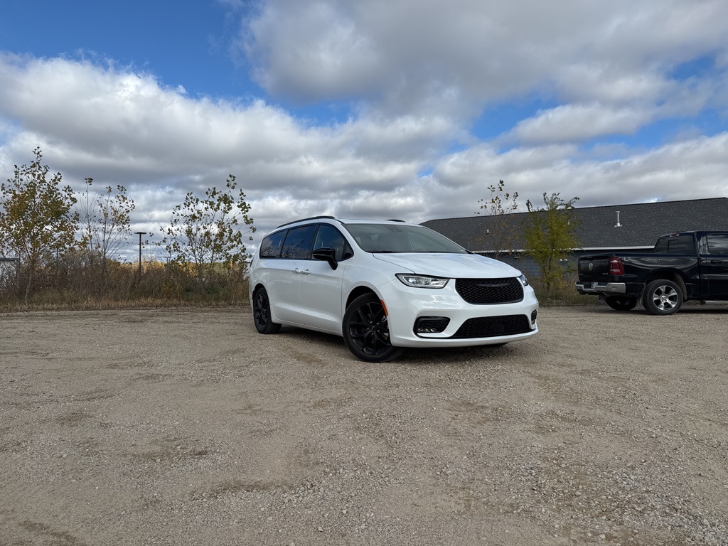 Used 2025 Chrysler Pacifica Limited Vans