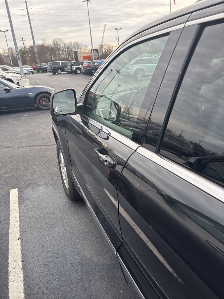 2011 Jeep Grand Cherokee Laredo photo 2