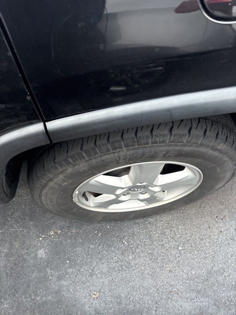 2011 Jeep Grand Cherokee Laredo photo 3