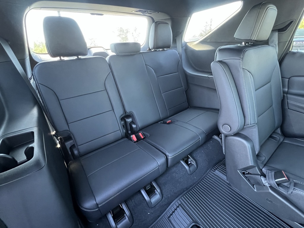 2026 Chevrolet Traverse 2LT photo 2