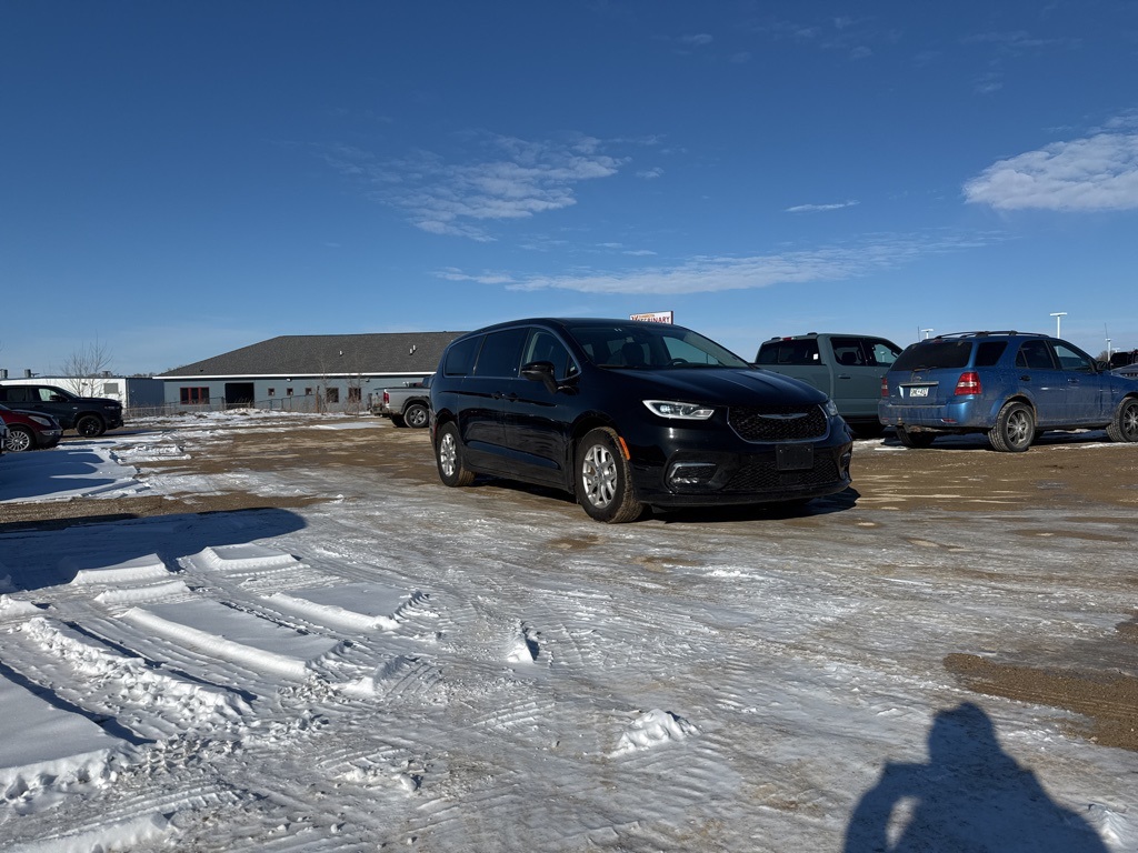 Used 2023 Chrysler Pacifica Touring L Vans