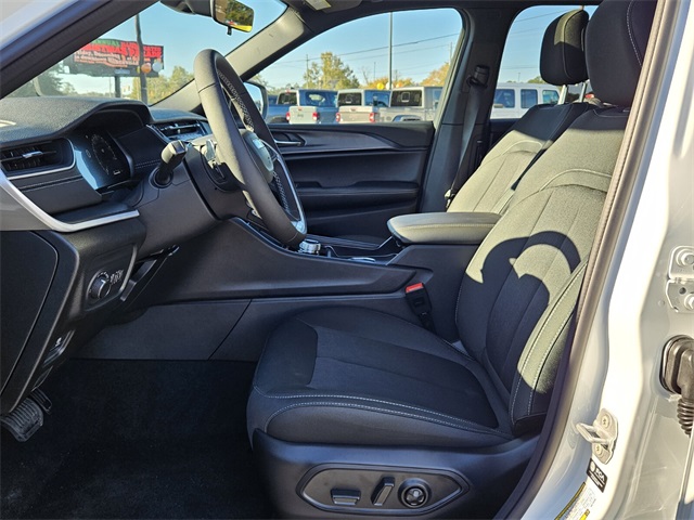 2025 Jeep Grand Cherokee L Laredo X 4x2