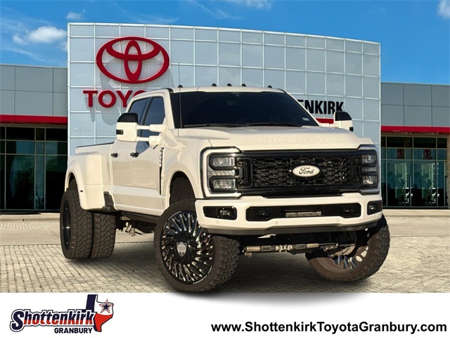 2024 Ford F-350 Super Duty Lariat's photo