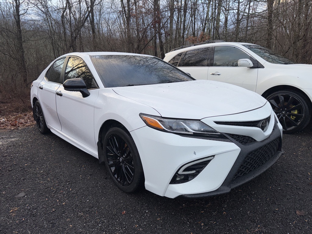 2019 Toyota Camry SE's photo