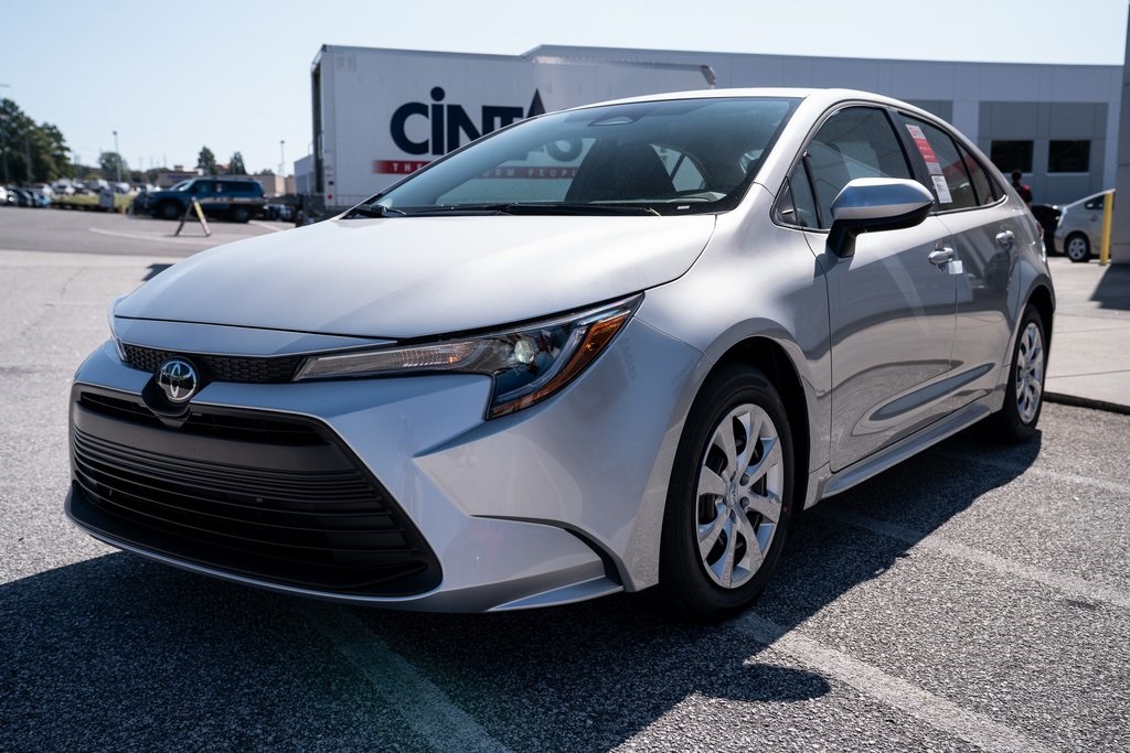2025 Toyota Corolla LE photo 3