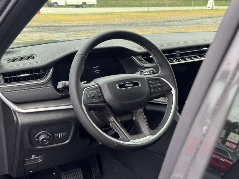 2025 Jeep Grand Cherokee Limited photo 12