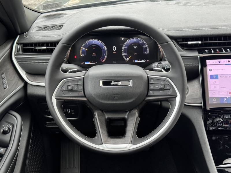 2025 Jeep Grand Cherokee Limited photo 13