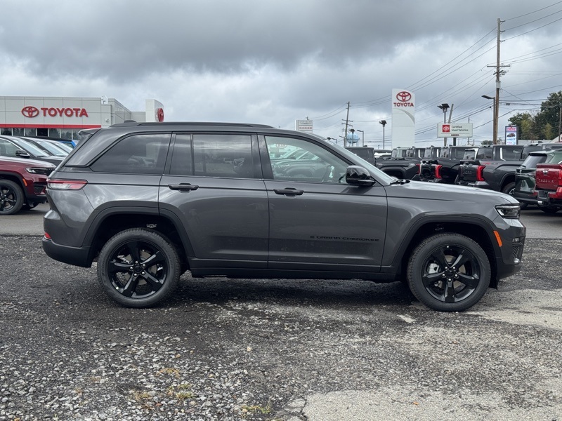 2025 Jeep Grand Cherokee Limited photo 2