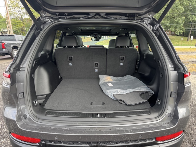 2025 Jeep Grand Cherokee Limited photo 40