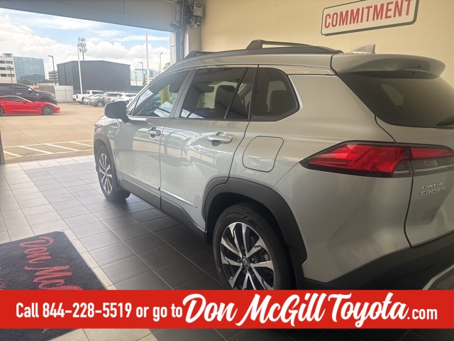 2024 Toyota Corolla Cross XLE photo 14