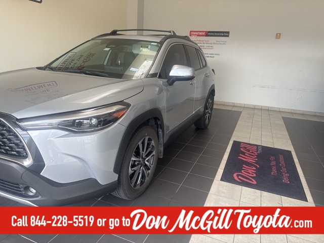 2024 Toyota Corolla Cross XLE photo 3