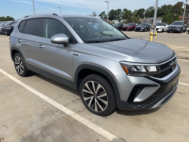 2024 Volkswagen Taos SE photo 3